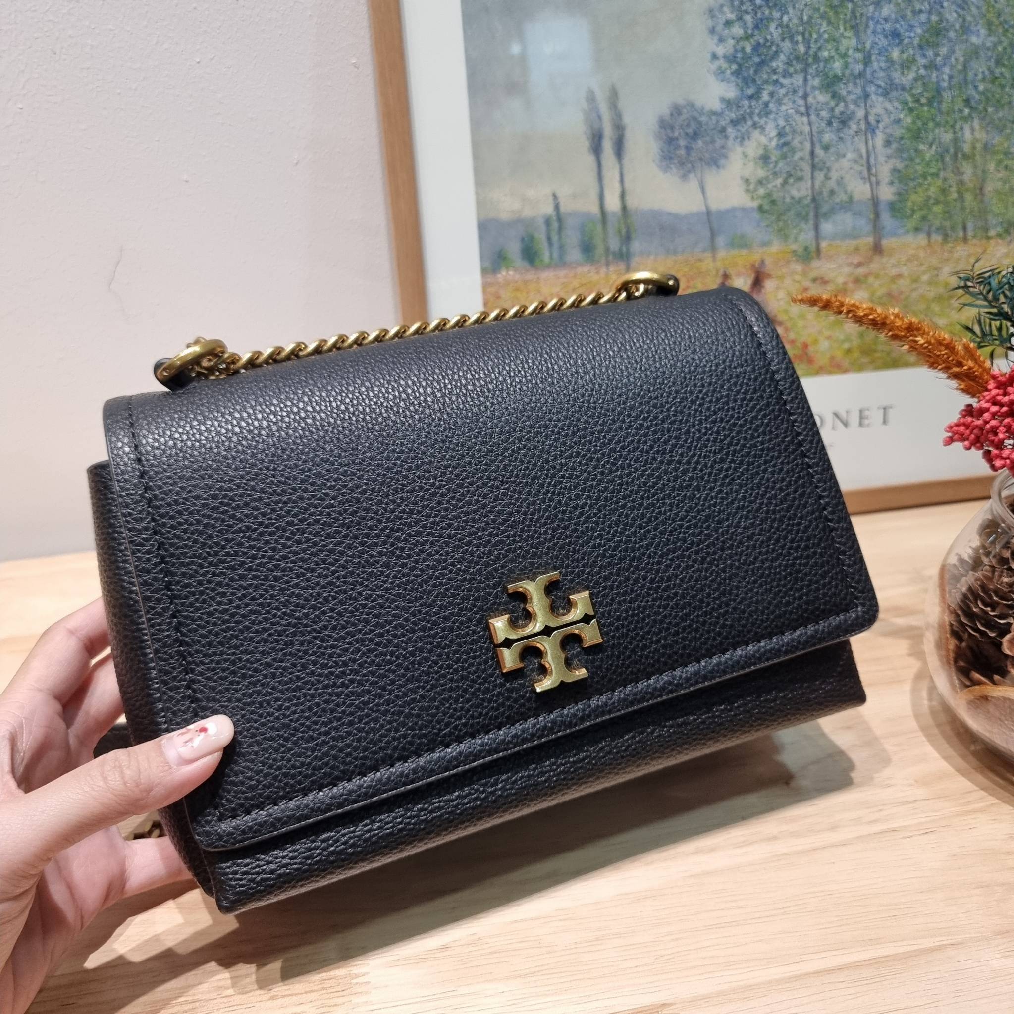 TORY BURCH LIMITED-EDITION SHOULDER BAG รุ่นลิมิเต็ด กับกระเป๋าสะพายไหล่ทรงผู้ดี ที่ผลิตมาในจำนวนจำกัด โดดเด่นด้วยอะไหล่ทองคลาสสิคหรูหรา
