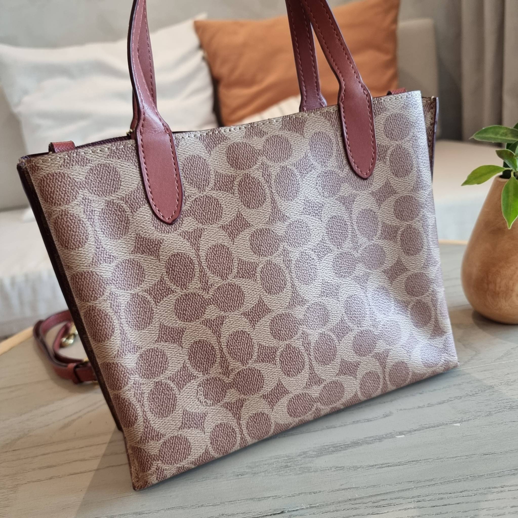 COACH C8562 WILLOW TOTE 24 IN SIGNATURE CANVAS น้องสาวลุคลูกคุณมาแล้วจ้า กระเป๋าถือ/สะพาย ดีไซน์สุดคลาสสิค ไอเท็มขายดีที่สุด ลงตัว เรียบหรู ใบจริงคือผู้ดี๊ผู้ดี ใช่ได้ทุกๆโอกาส วัสดุหนังแคนวาส ทนทาน เปิดปิดด้วยตัวบิดล็อค และอีกฝั่งเป็นกระดุมแม่เหล็ก ภายใน