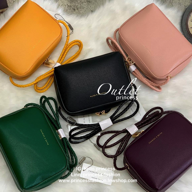 CHARLES & KEITH METAL PUSH LOCK CROSSBODY BAG รุ่นฮิตขายดีมีมาพร้อมส่งแล้วจ้า กับกระเ๋าสะพายไซส์น่ารัก วางอยู่ทรง เปิดปิดด้วย ตัวล็อกด้านหน้า ด้านในแบ่งเป็น 2 ช่องมีช่องซิปตรงกลาง จุของได้เยอะพอควรเลยค่ะ ใส่ iPhone plus ได้สบายๆ และของจุกจิกที่จำเป็น รุ่น
