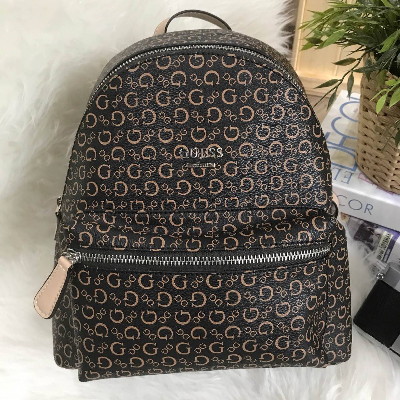 GUESS WOMAN'S FACTORY BACKPACK กระเป๋าเป้ขนาดกำลังดี วัสดุหนังแกะสังเคราะห์เนื้อนิ่ม น้ำหนักเบา มีหูหิ้ว เเละสายสะพายหลังเลื่อนปรับได้ ด้านหน้ามีโลโก้ และช่องซิป เปิดปิดด้วย ภายในกว้าง ใส่ iPad ได้ มากับราคาสุดคุ้มค่ะ