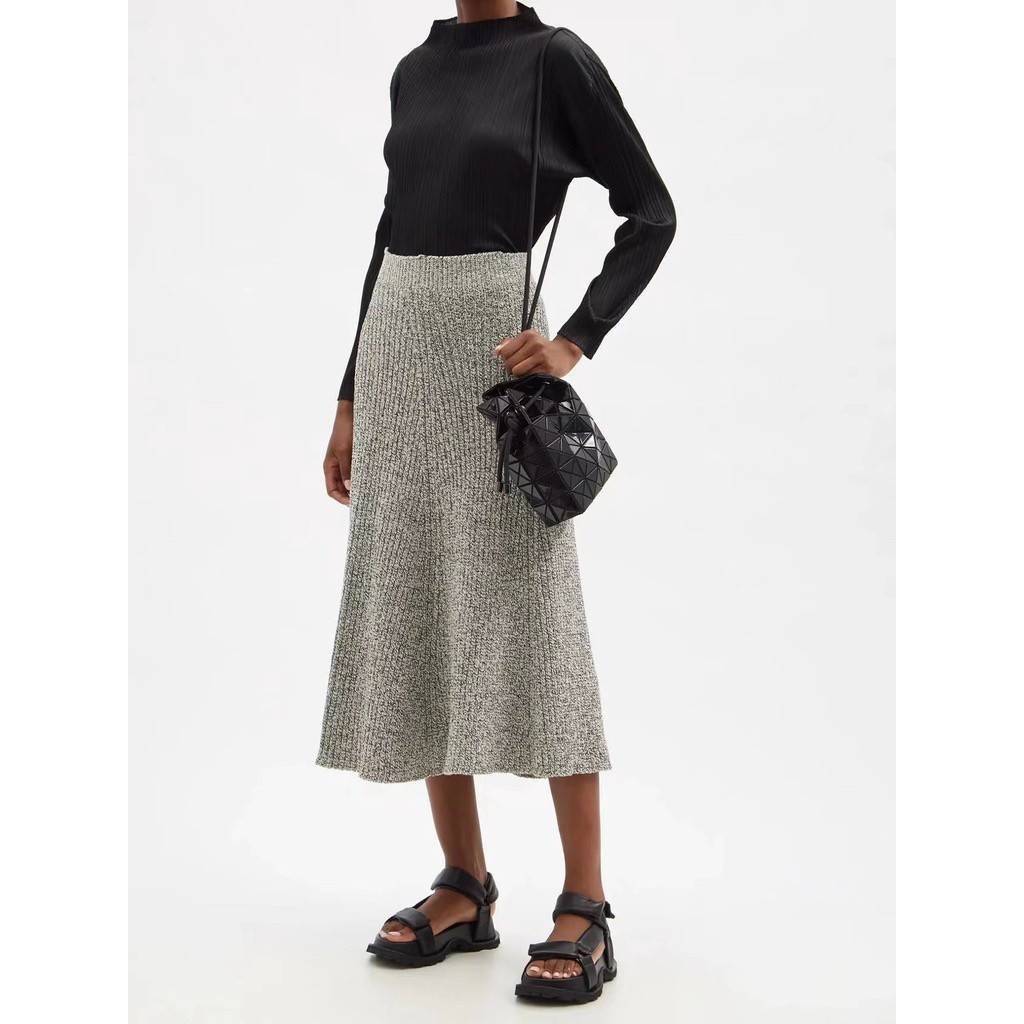 Baobao Issey Miyake Wring Small Bag กระเป๋าสะพายครอสบอดี้พร้อมสายรูดเปิดปิด สามารถปรับความยาวของสายได้ตามสไตล์ความชื่นชอบ ด้วยดีไซน์ทรงน่ารัก เหมาะสำหรับให้สาวๆหยิบใช้ในวันสบายๆ แต่เต็มเปี่ยมไปด้วยความคล่องแคล่ว ไฮไลต์ของซีซั่นนี้คือกระเป๋าที่มาพร้อมกับเช