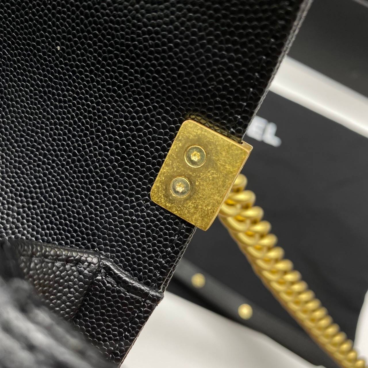 Chanel small boy messenger bag black caviar / Chanel 22A Boy 8" เกรดออริจินัล กระเป๋าสะพายทรง BOY Half Moon จากคอลเลคชั่น 22A รูปทรงโค้งเป็นตัว U ไซส์เล็ก หนังคาเวียสีดำ อะไหล่ทอง สวยเก๋มากๆ เลยค่ะ สายยาวสะพาย crossbody ได้นะคะ หรือจะทบสายแล้วสะพายแบ