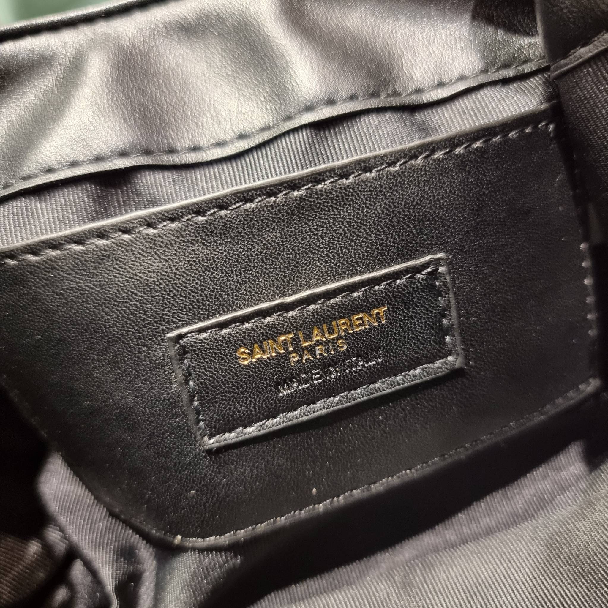 Yves Saint laurent mini nolita in lambskin / YSL mini nolita น้องสาวคนสวยที่ต้องตาเมื่อแรกเห็น กระเป๋าสะพายดีไซน์หรู ไซส์มินิ แบรนด์นี้ไม่เคยทำให้ผิดหวังจริงๆ ด้วยดีเทลความเรียบง่ายแต่มีความหรูอยู่ในตัว วัสดุหนังแกะ สัมผัสดีงามมากๆ เปิด-ปิดด้วยกระดุมแม่เห