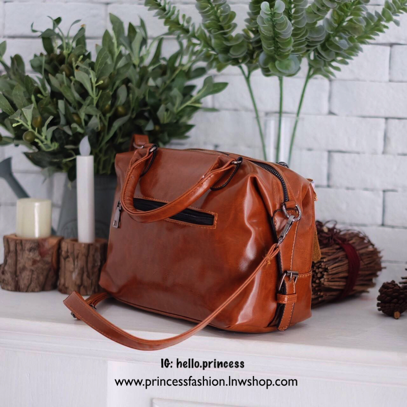 รุ่นขายดีเข้าเพิ่มค่า กระเป๋าทรงสวย จากแบรน Parfois ใช้ได้ทุกโอกาส ตัวกระเป๋า จุของคุ้ม น้ำหนักเบา หนังนิ่ม ขนาด 39x25x16 cm. สายยาว 40 cm. ปรับได้ ข้างละ 2 ทรงนี้ เป็นทรงที่ใช้งานง่าย ใช้ได้ทุกโอกาสจริงๆคะ ดีงามที่สุด ภายในกระเป๋า มีช่องแบ่งเก็บ ถึง 3 ช่