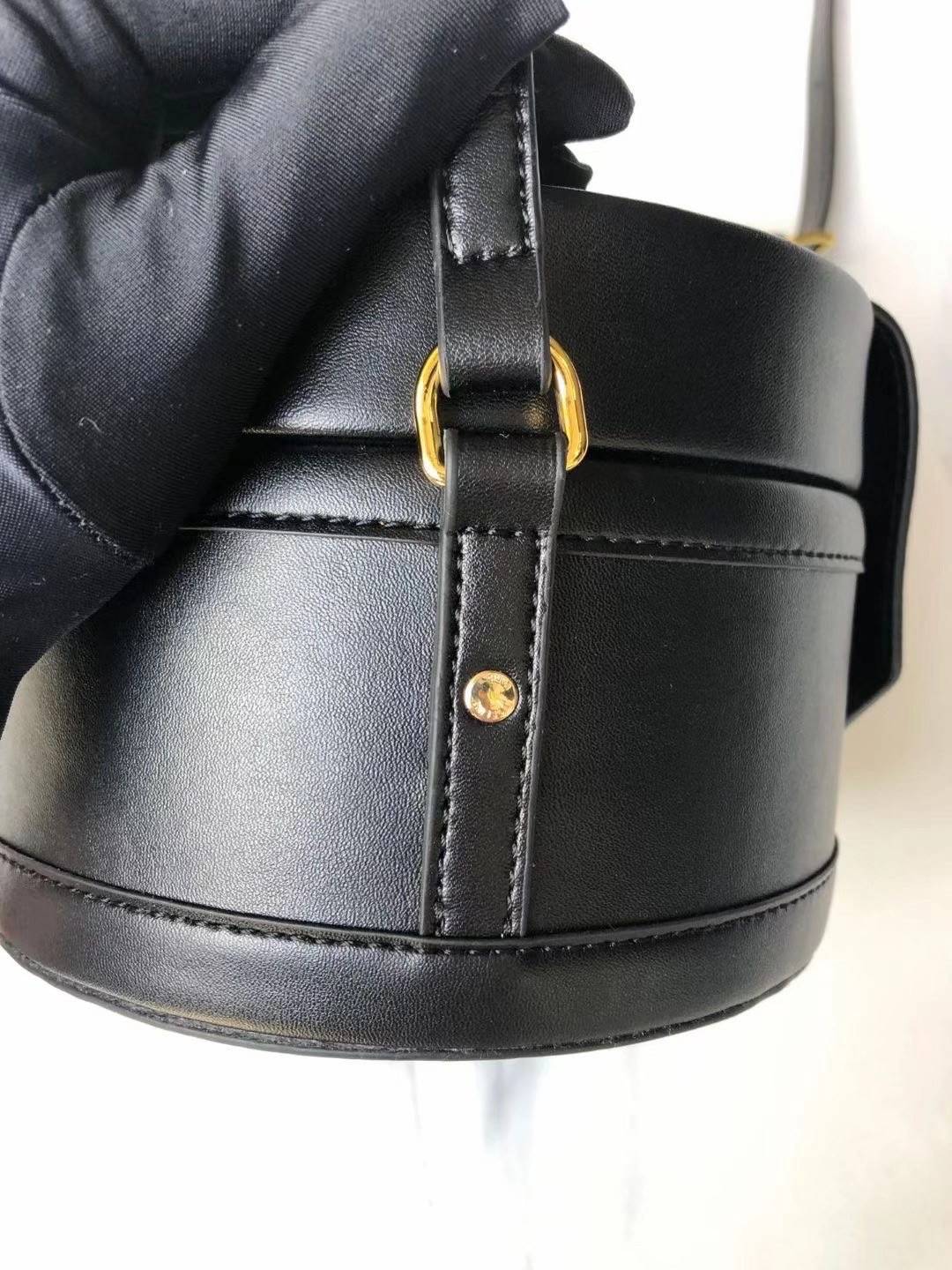 CELINE MEDIUM TAMBOUR IN SMOOTH CALFSKIN BAG กระเป๋าทรงกลมสวยหรูอยู่ทรงเปิดปิดด้วยฝาปิดกระดุมโลโก้แบรนด์ ภายในโล่ง