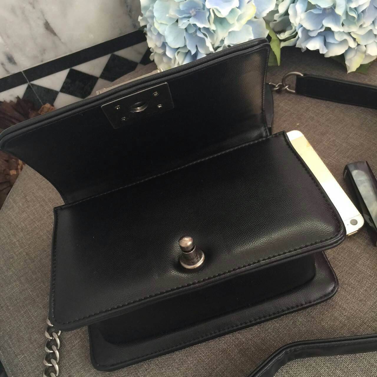 New Arrival!! Keep chain medium shoulder bag กระเป๋าทรงยอดฮิตคะ รุ่นนี้รับประกันความสวย ตัวกระเป๋าหนังเนื้อดี ขนาดกะทัดรัด ภายในสีแดง มีช่องใส่ของจุกจิก สายโซ่ปรับได้ 2 แบบทั้งสายสั้น สายยาว สะพายพาดลำตัวได้คะ น่ารักมาก ใส่ มิกส์ ได้ง่ายกับทุกชุด ใบนี้แนะ