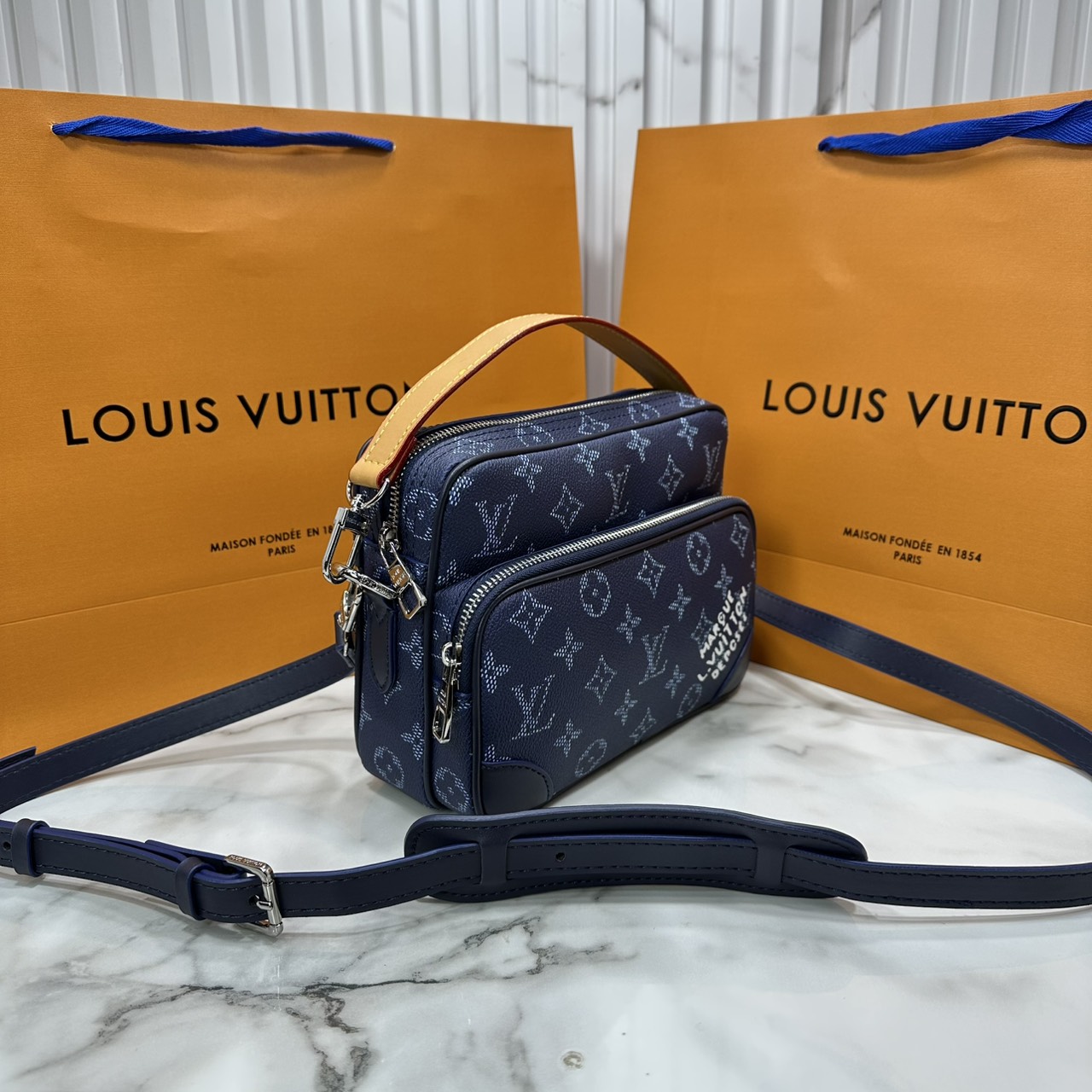 ORI หนังแท้ | LV Nil Messenger PM Navy Green กระเป๋าสะพายทรงแมสเซ็นเจอร์ สีใหม่ดีไซน์ใหม่