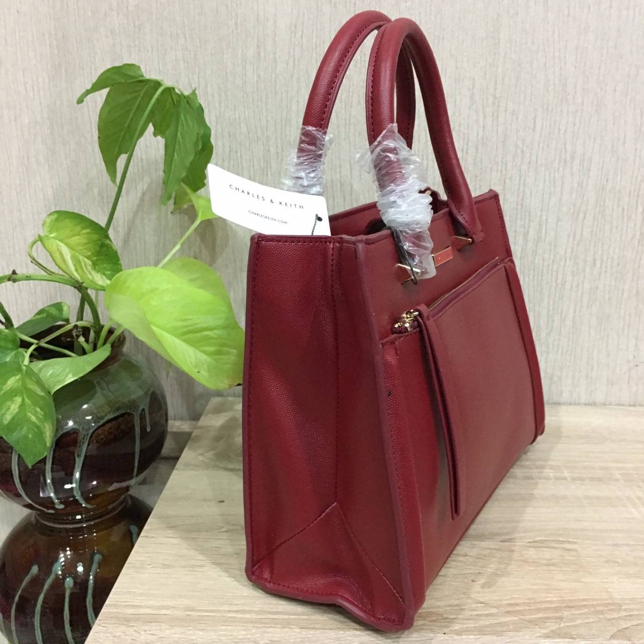 New Arrival CHARLES & KEITH Front Zip Structured พร้อมส่งรุ่นใหม่ล่าสุดค่ะ!!! กระเป๋าถือและสะพายข้าง หนังสวย ทรงเก๋ น้ำหนักเบา ด้านหน้าติดอะไหล่โลโก้แบรนด์หรู มีช่องซิปยาวหนึ่งช่อง เปิดปิดแบบกระดุมแม่เหล้ก ด้านในแบ่งสามช่อง มีช่องซิปกลาง ช่องหน้าหลังโล่ง 