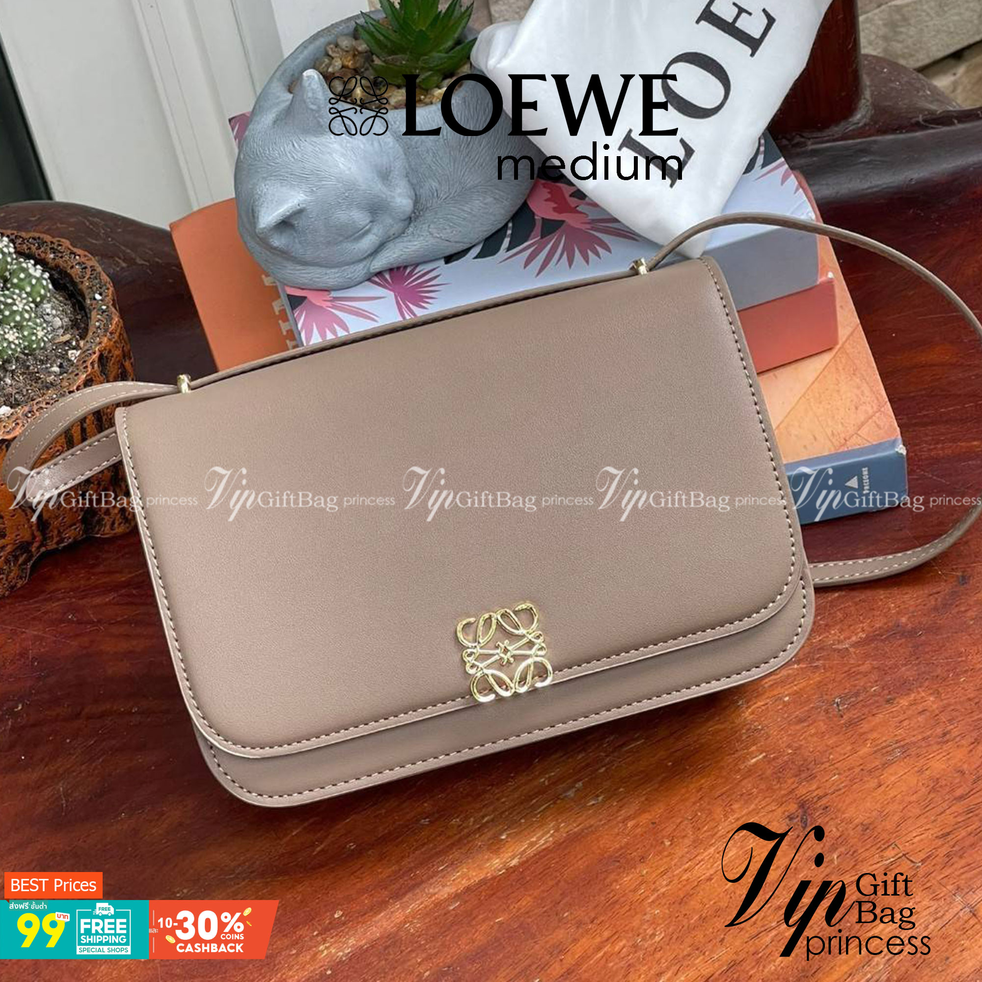 Medium : LOEWE Goya anagram leather shoulder bag กระเป๋าทรง GOYA รูปทรงกล่องอันคลาสสิกที่มาพร้อมรายละเอียดอันน่าค้นหา พร้อมด้วยโครงสร้างที่เปี่ยมไปด้วยสเน่ห์น่าค้นหา มีช่องใส่ของขนาดกว้างและเป็นทรงทำให้การจัดการสิ่งของต่างๆ ของสาวๆ นั้นง่ายดายมากยิ่งขึ้น 