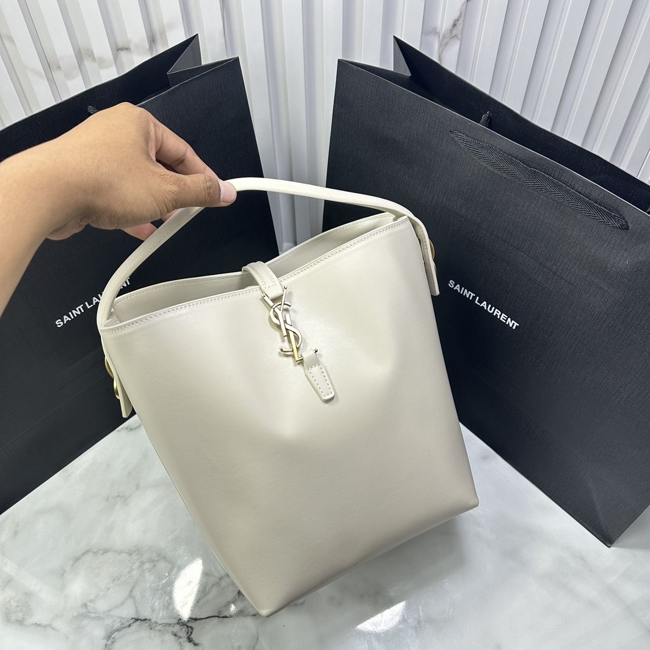 Medium 8" YSL Le 37 in shiny leather Hobo Bag / YSL Bucket Bag / YSL Tote Bag กระเป๋าสะพายทรงโฮโบโท้ท งานหนังสวยเต็มใบ อะไหล่ทองสวยคลาสสิก ราคาแสนดีแนะนำของมันต้องมีจริงๆ