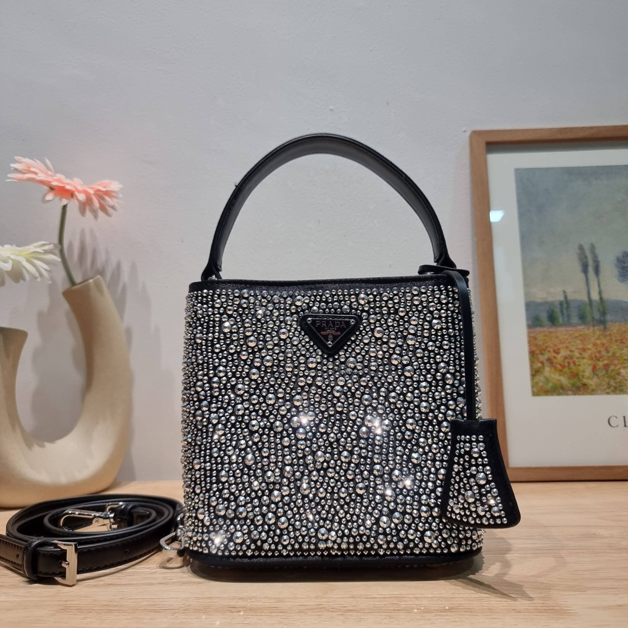 PRADA SMALL PANIER CRYSTAL EMBELLISHED TOTE BAG กระเป๋าสะพายทรงโท้ท ไซส์กำลังสวย หรูหรา โดดเด่น ถือออกงานก็ดูระยิบระยับเล่นแสง ทำให้ดูดีมีราคา มีสายคล้องในตัวและสายสะพายข้าง
