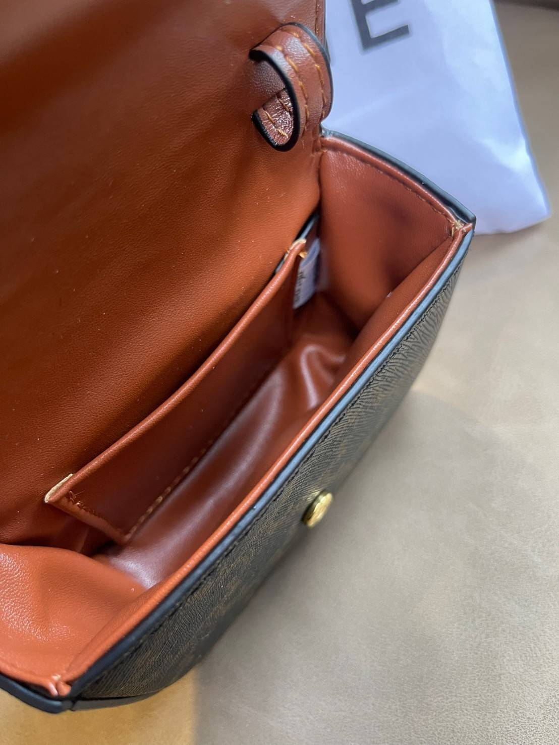 VIP 】CELINE MINI TRIOMPHE IN TRIOMPHE CANVAS กระเป๋ามินิทรงชิค ดีไซน์รูปกล่องสุดแสนมินิมอล สามารถสะพายแบบ Crossbody และยังเป็น Belt Bagได้อีกด้วย วัสดุแคนวาสลาย Triomphe แบบไม่มีตกยุค ด้านหน้าโดดเด่นด้วยโลโก้สีทอง เป็นอีกหนึ่งตัวเลือกให้คุณเลือกสะพายในชีว