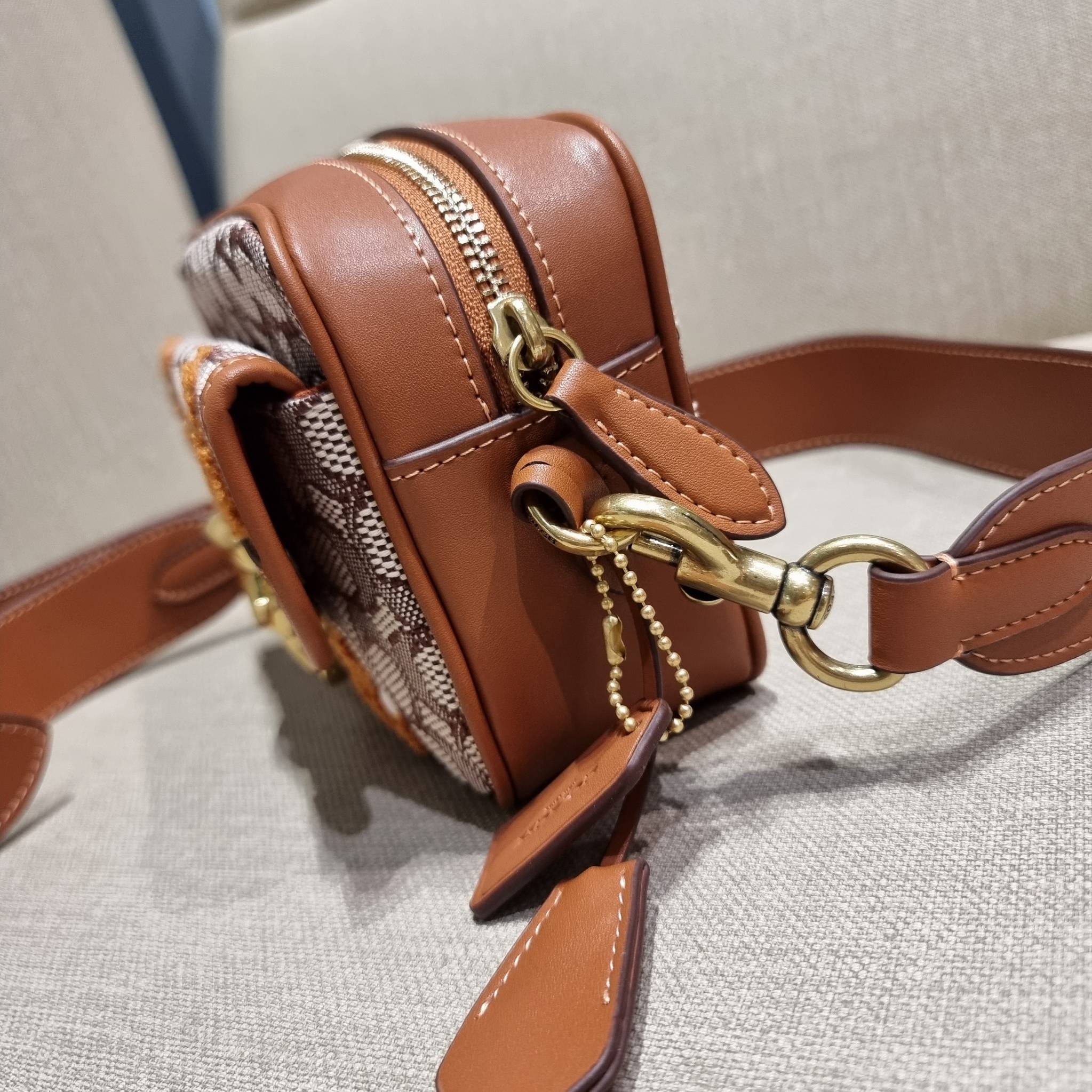 COACH C7764 STUDIO CAMERA BAG 19 IN SIGNATURE TEXTILE JACQUARD WITH CREATURES น้องเล็กใหม่สุดอีกหนึ่ง!! ขนาดเล็กกะทัดรัด มาแบบเลิศๆหรูๆมากแม่ พร้อมเทกเจอร์สุดคิ้วท์!! กระเป๋าสะพายข้างลุคไฮน์ ที่ดีไซน์ออกมาได้ปัง และดูแพงมากๆ ด้วยดีเทลคลาสสิคผสานความเป็นเอ