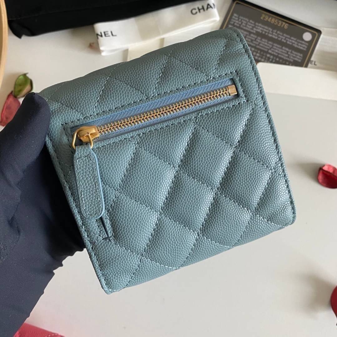 หนังแท้ Chanel Classic small wallet caviar 3 พับ พร้อมส่งที่ไทย รุ่นยอดนิยมไอเท็มฮิตวัสดุหนังแท้คาเวียร์สวยคลาสสิคเปิดปิดด้วยฝาปิดกระดุมด้านหน้ามีโลโก้แบรนด์อะไหล่ทองสวยหรูดูดี ตัวจริงสวยน่าใช้ Chanel mini นาทีนี้กำลัง in สุดๆ ภาพสินค้าถ่ายจากงานขายจริง ใ
