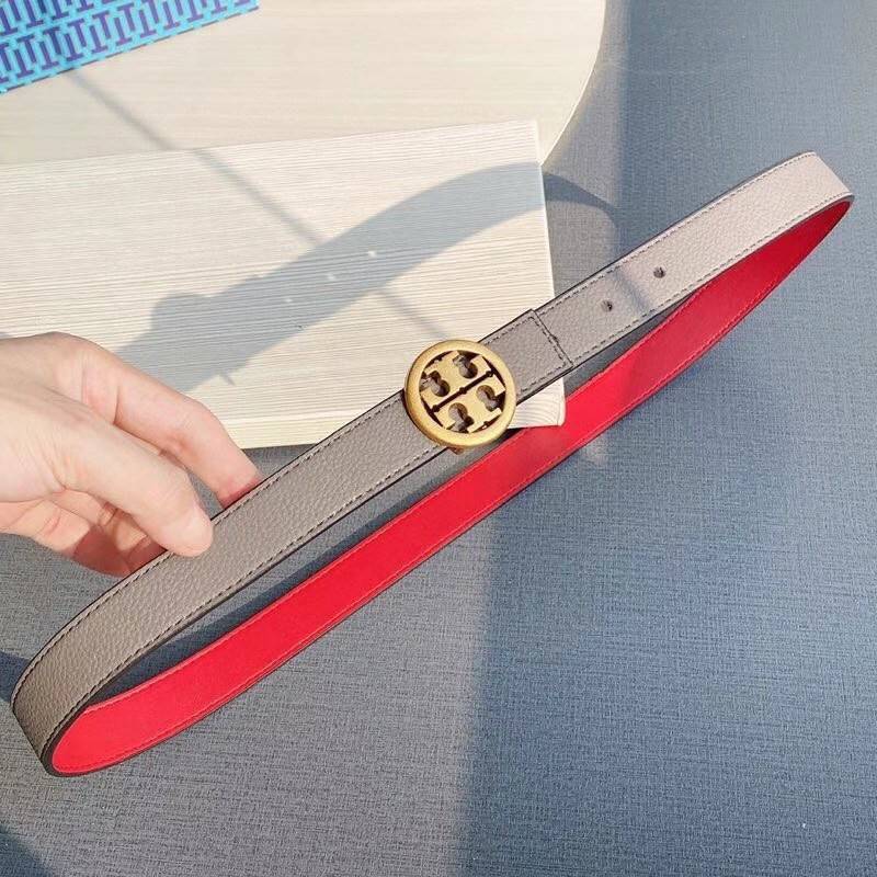 Tory burch reversible leather belt เข็มขัดที่แสนจะธรรมดา ราคาจับต้องได้ แต่คุณภาพคับเส้น เพราะไม่ว่าจะเป็นดีไซน์ที่สวยงามแบบเรียบหรูดูแพง อีกทั้งใช้งานได้ทั้งสองด้าน จึงทำให้ใช้สวมใส่ได้หลากหลายโอกาส