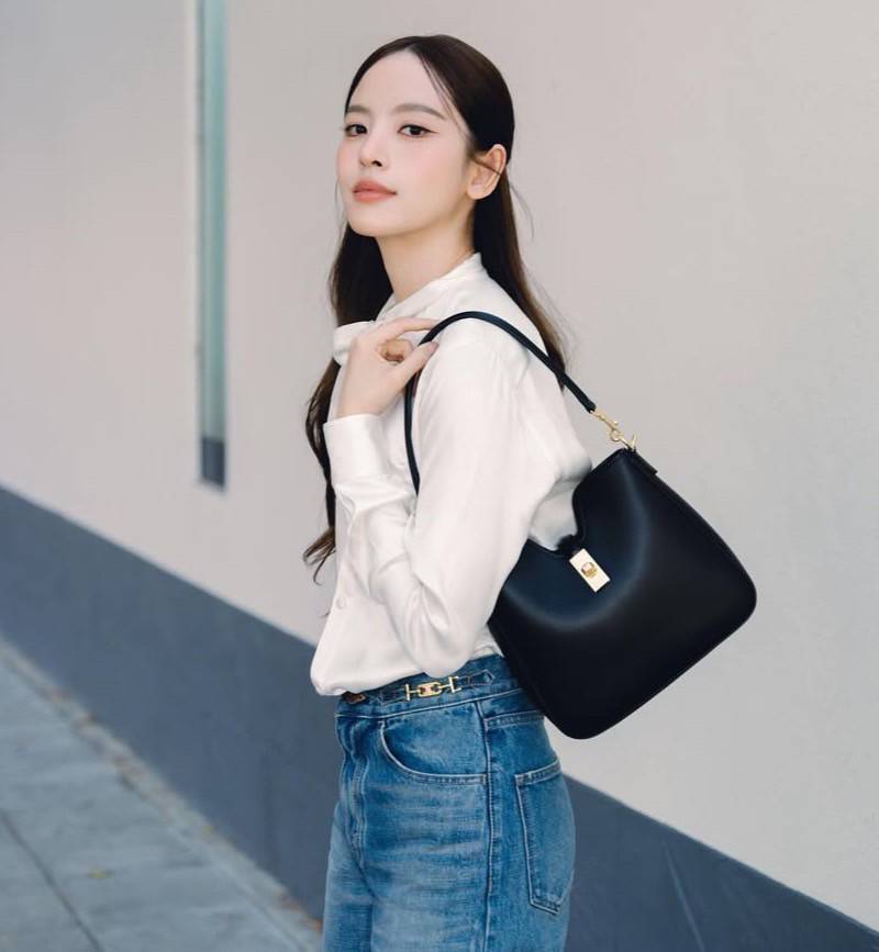 ORI หนังแท้ | CELINE CAMILLE 16 SOFT BAG IN SMOOTH กระเป๋าทรงโฮโบที่ตัวแม่ตัวมัมใช้กันเยอะสุดๆ ด้วยรูปทรงยอดนิยม สะดวกใช้ด้วยอะไหล่บิดล็อค สีทองสวยโดดเด่น