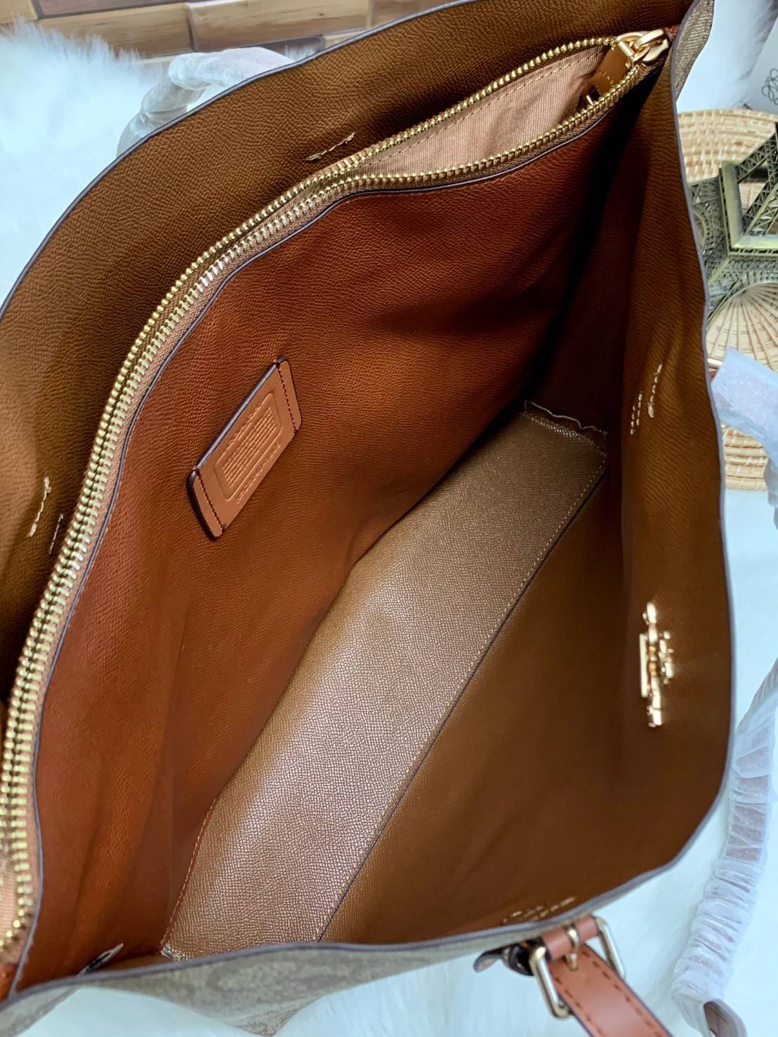 COACH MOLLIE TOTE IN SIGNATURE CANVAS ((1665)) พร้อมส่งอีกครั้ง ห้ามพลาดค่า! กระเป๋าหิ้ว//คล้องไหล่ ใบใหญ่ ทรงTote หนังแท้นิ่มอย่างดีค่ะ ภายในแบ่ง2ช่องใหญ่ สามารถใส่ A4ได้เลย ช่องกว้างมากๆ มีช่องกระเป๋าซิปกลางให้ใส่ของอีกช่องนะคะ