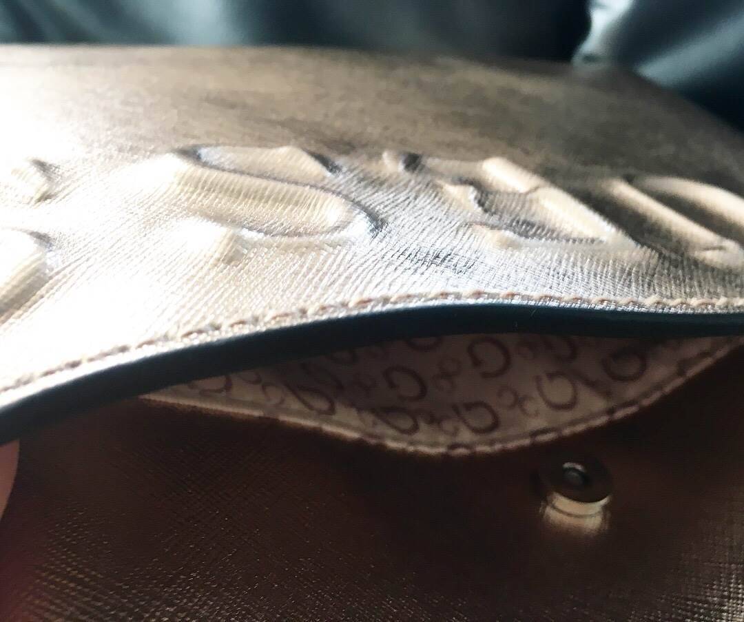 NEW!!! GUESS WOMAN'S BACKPACK ใครไม่มีจัดว่าพลาด!! กระเป๋าเป้ขนาดกระทัดรัดสำหรับสาวๆสากวก guess วัสดุทำจากหนัง PU นำหนักเบา เพิ่มความสะดุดตาด้วยโลโก้แบรนด์ปั้มตัวนูนสายสะพายหลังปรับเลื่อนได้ ภายในจุของได้เยอะ มีช่องกระเป๋าเล็กภายใน