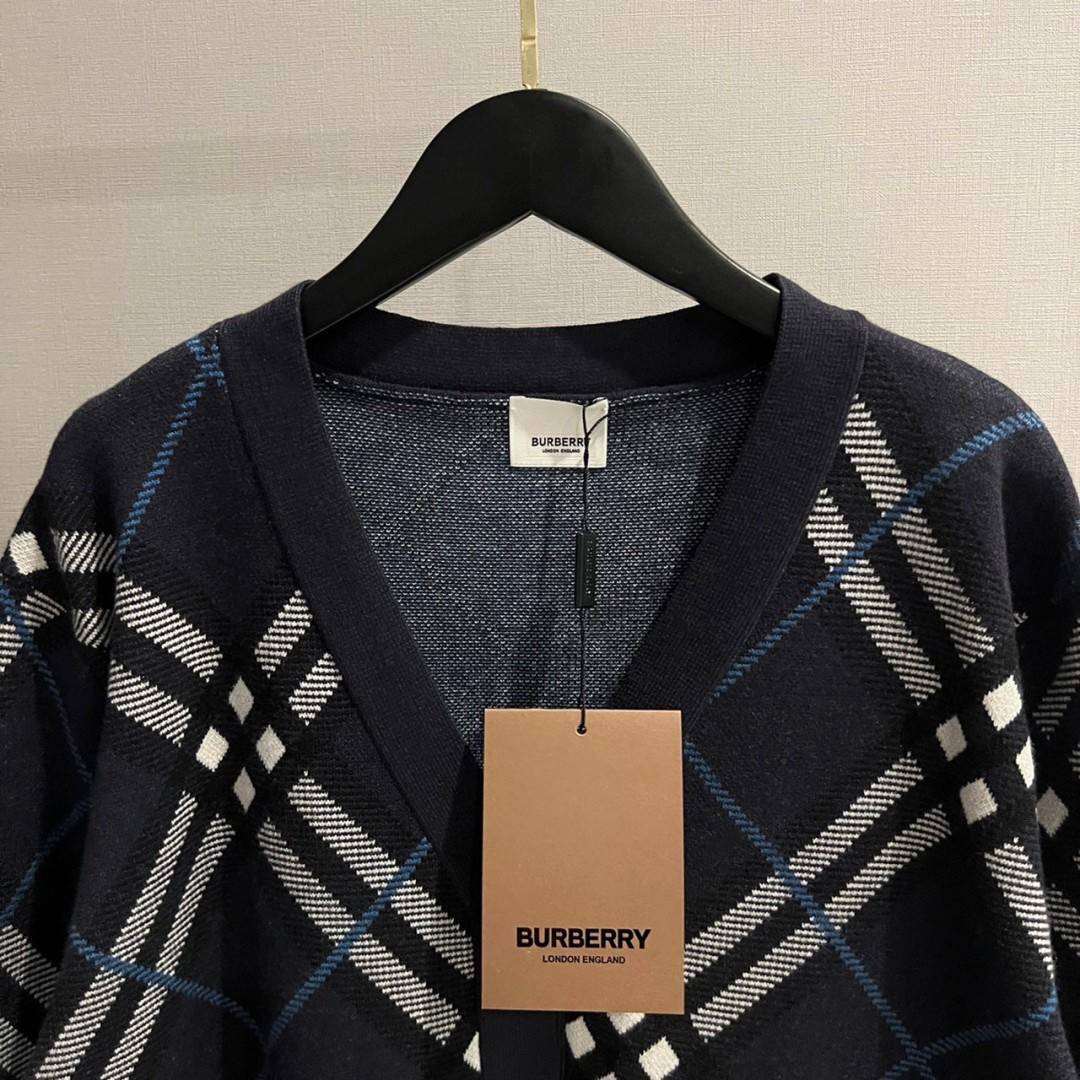 TOP ORI | BURBERRY CARDIGAN งานไหมพรม ลายใหม่สุดคลาสสิค ผ้าดีหนานุ่ม งานสวยตัวเดียวไว้ keep look เสื้อสเวตเตอร์งานแบรนด์ เนื้อผ้าอย่างดีงานนำเข้าจากโรงงานเทียบแบรนด์ เกรดท็อปออริจินอล เกรดดีสุด เทียบแท้