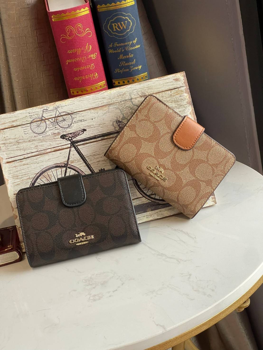 COACH MEDIUM CORNER ZIP WALLET กระเป๋าสตางค์ขนาดกลางที่ถือว่าเป็นไอเทม Must Have ของทุกเพศทุกวัยที่ต้องพกติดตัวไว้ตลอดเวลา เพราะนอกจากจะช่วยจัดเก็บเงิน บัตรประชาชน บัตรเครดิตและต่าง ๆ ให้เป็นระเบียบเรียบร้อยยังต้องคำนึงถึงประโยชน์ใช้สอยร่วมด้วย กระเป๋าสตา
