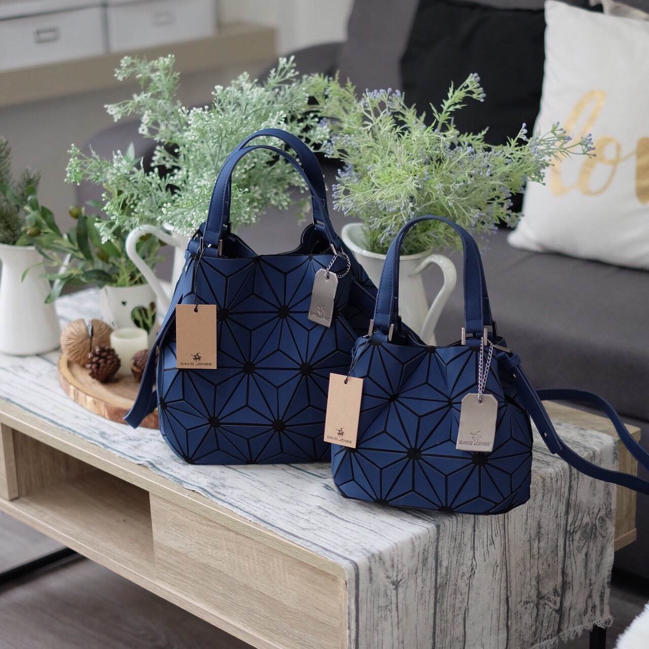 New Collection ka ' Matte Color ' ✨✨ สีด้าน มีให้เลือกถึง 4 สี 🍭🍭แถมยังลาย Limited edition หายาก 👍ปรับทรงได้ 2 แบบ น่ารักมาก จากแบรนด์ David Jones กระเป๋าสะพายข้างดีไซน์เกร๋มาก สีสวยหรูมาก ขนาดกะลังดีเลย น้ำ