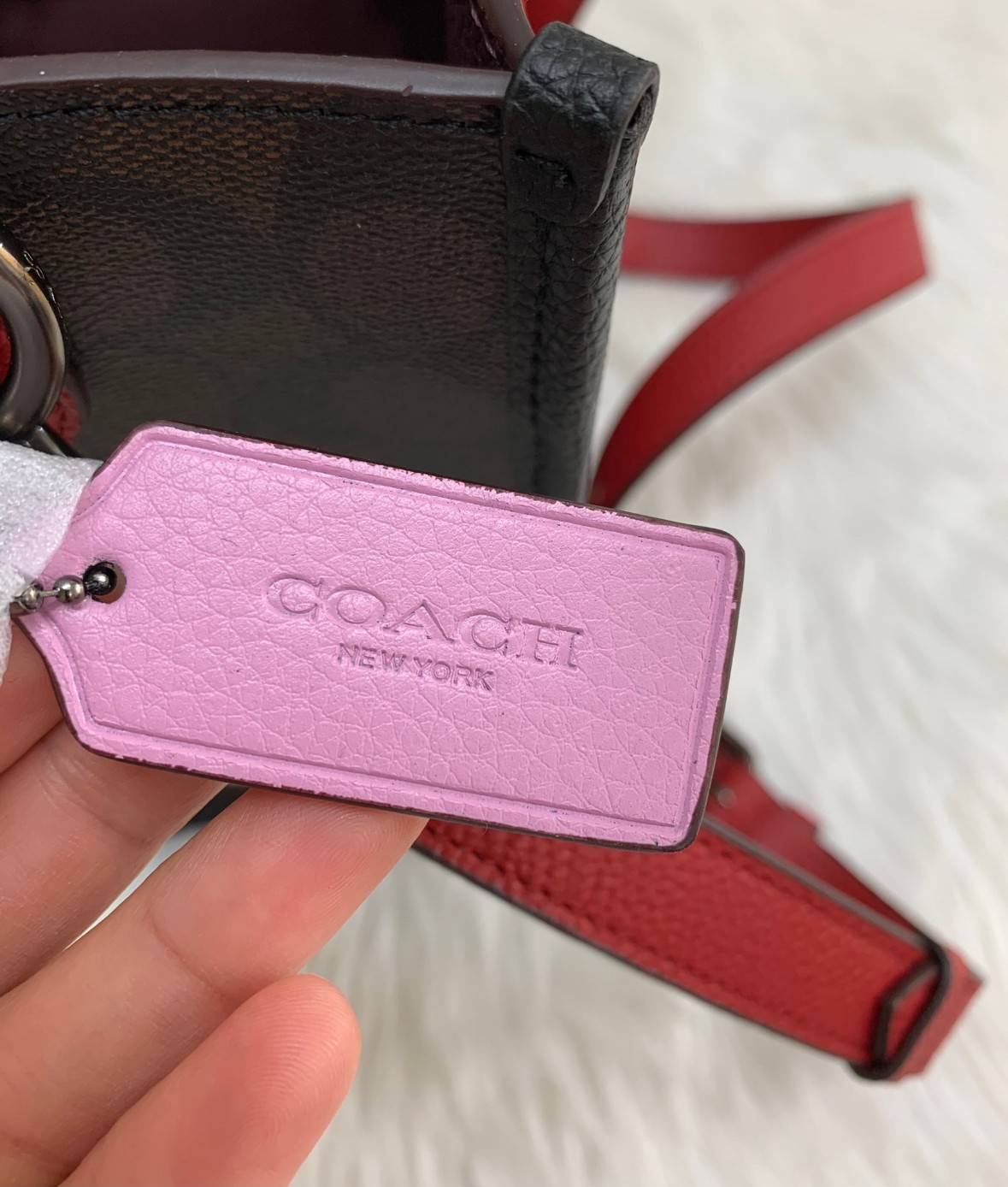 พร้อมส่ง 4ลาย 🌈ไม่มีในช๊อปไทยจร้าา😘 COACH DEMPSEY CARRYALL IN SIGNATURE JACQUARD WITH STRIPE AND COACH PATCH (C2826,C1527,C4113) พร้อมส่งความสวย! คุณภาพจัดเต็มค่ะ กระเป๋าทรงTote วัสดุ Jackquard+หนังแท้ ได้ลงตัวสวยงาม ด้านหน้ามีโลโก้แบรนด์ว