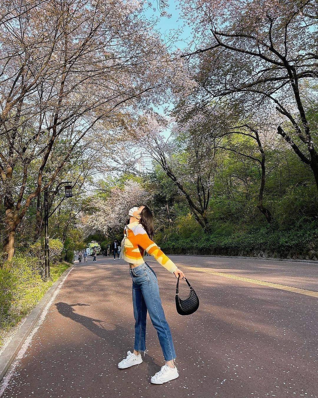 พรีเมี่ยมกิ๊ฟแท้ 100% 】CELINE SHOULDER BAG VIP GIFT WITH PURCHASE (GWP) พรีเมี่ยมกิ๊ฟ Limited Edition จาก CELINE HAUTEPARFUME DUTYFREE COUNTER วัสดุ LAMBSKIN หนังนิ่มสวยอยู่ทรงดีไซน์หรูฮิตสุดๆในเกาหลี เปิดปิดด้วยซิปแบรนด์สีทอง