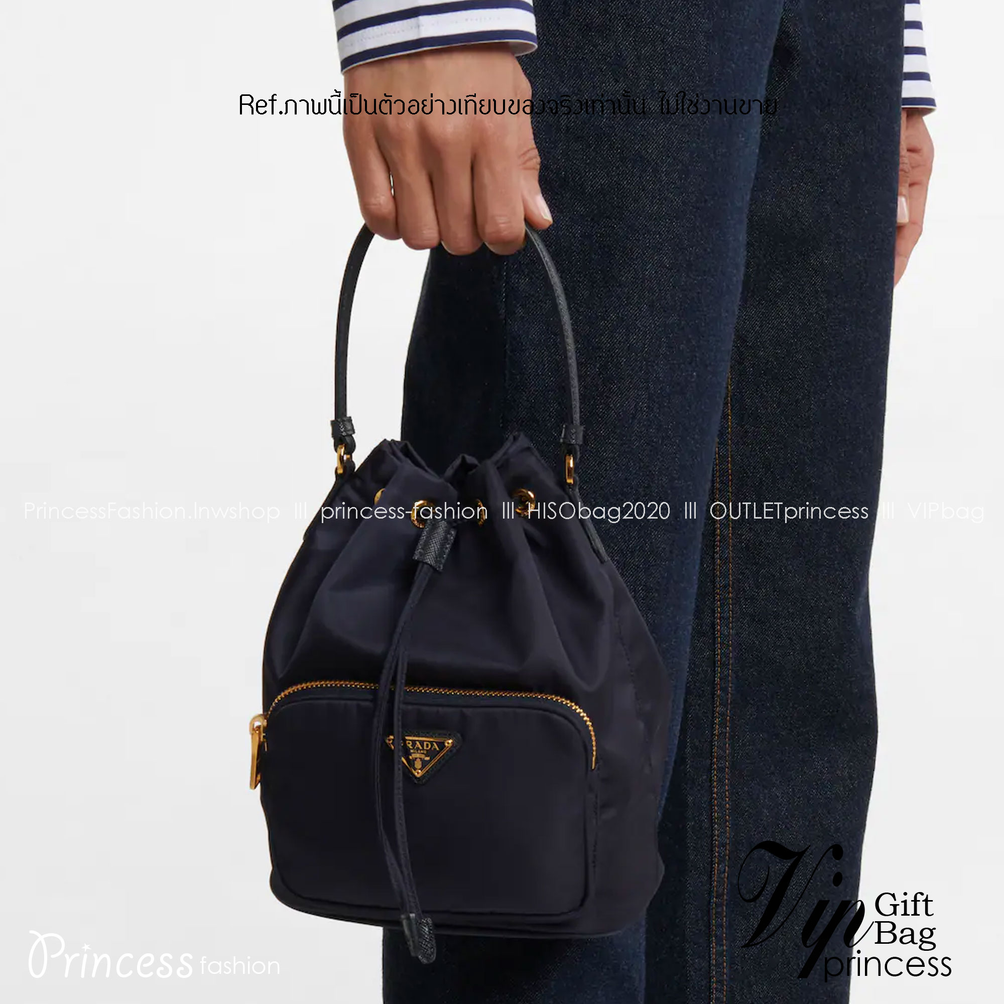 Prada Nylon Bucket Bag Black ใครๆก็หลงรัก **ทรงขนมจีบน่ารัก 🐰 กระเป๋าผ้า PRADA NYLON SILK เนื้อหนา ตัวกระเป๋าอยู่ทรงสวย ซับในอย่างดี จุดเด่นคือ กระเป๋าสามารถ จุของได้เยอะมาก น้ำหนักเบา