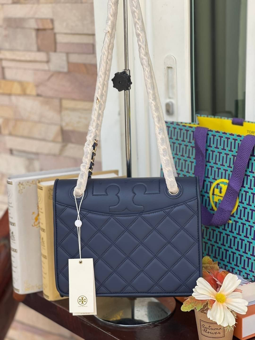 Tory Burch Savannah Convertible Shoulder Bag สาว ๆ ลุคสาวๆไม่ควรพลาด Collection นี้เลยนะคะ เป็นรุ่นที่ตอบโจทย์และครองใจสาว ๆ ได้อย่างแท้จริง เนื่องจากมีดีไซน์เรียบหรู โดยทางแบรนด์ได้ใช้เทคนิคการเย็บบนหนังเป็นลายเส้น (Chevron) ทำให้กระเป๋าดูมีราคามากยิ่งขึ