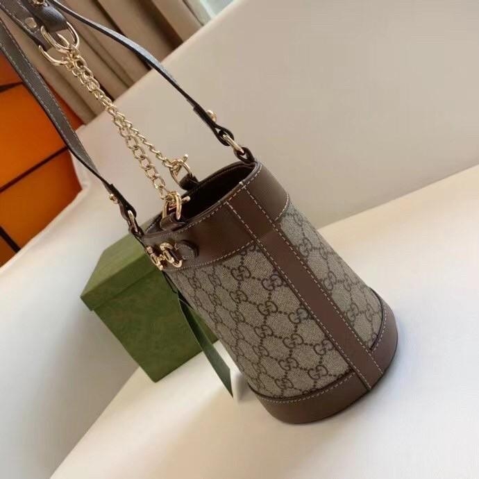 VIP 】Gucci Horsebit Gift Bag กระเป๋าสะพายข้าง Premiumgift วัสดุหนังแท้ เปิด-ปิด ด้วยกระดุมแม่เหล็ก ด้านในโล่ง ใส่ตังค์ ใส่โทรศัพท์ Iphone+ ได้ สายยาวปรับระดับได้ Crossbody ได้ น้ำหนักเบา มาพร้อมกล่องแบรนด์ สวยหรูดูแพง จะซื้อใช้เองหรือเป็นของขวัญก็เหมาะ ได