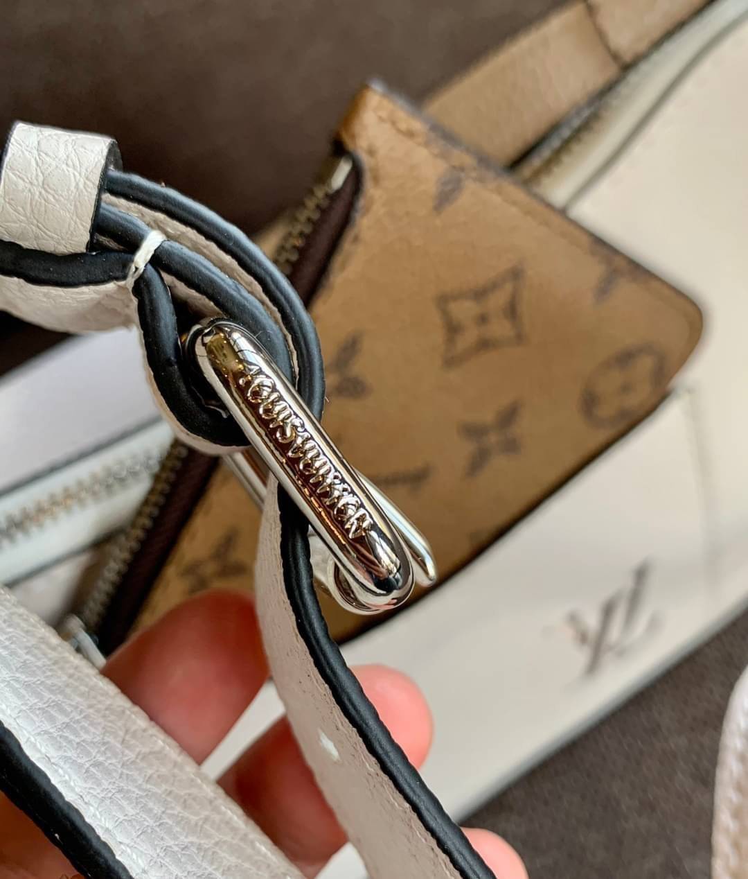 VIP 🥂 LOUIS VUITTON MARELLR EPI LEATHER รุ่นนี้ลายหนังเป็นลายไม้ มีโลโก้แบรนด์แบบฉลุด้านหน้า มาพร้อมกระเป๋าใบลูกแบบซิปจัดเก็บได้ตรงช่องด้านหน้า สามารถถอดออกแยกใช้งานได้ต่างหากนะคะ เปิดปิดกระเป๋าแบบซิป ภายในโล่ง สามารถใส่กระเป๋าเงินใบยาวได้;ของจุกจ