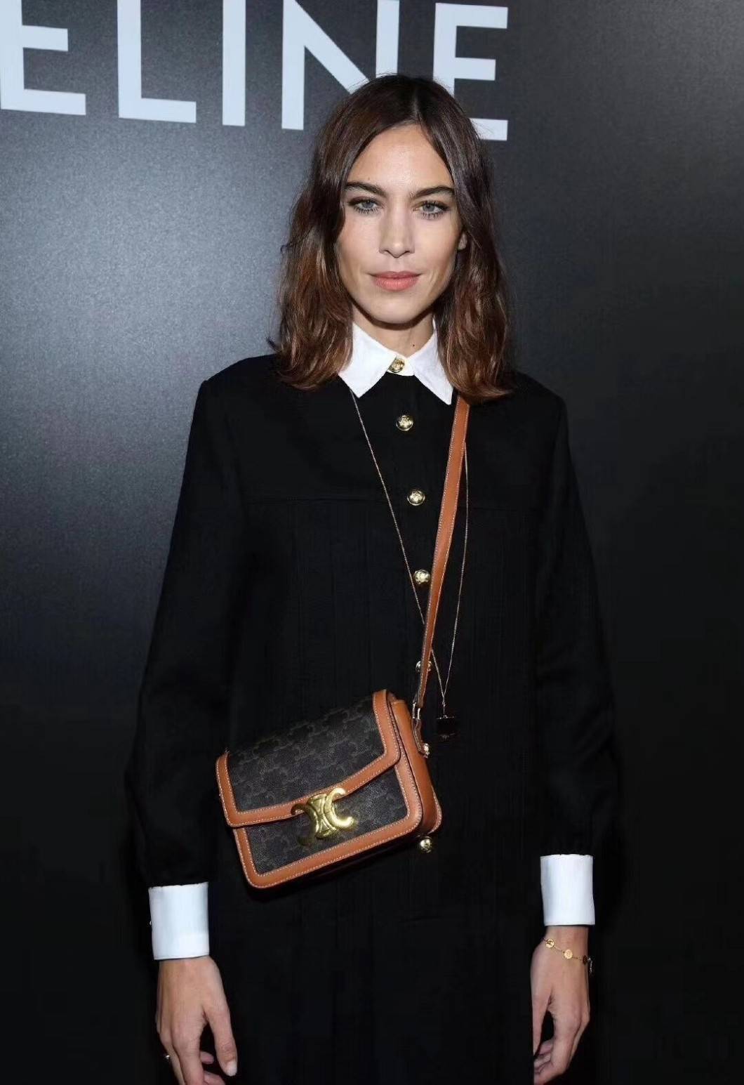 CELINE TRIOMPHE CROSSBODY BAG VIP GIFT WITH PURCHASE-GWP พรีเมี่ยมกิ๊ฟ Limited จาก CELINE PERFUME DUTY FREE COUNTER วัสดุ TRIOMPHE CANVAS & LEATHER ทรงเหลี่ยมหนังสวยหรูอยู่ทรงเปิดปิดด้วยฝาปิดโลโก้แบรนด์อะไหล่ทอง ภายในมีช่องหลักและช่องแบ่งย่อย มี1ช่องซิปเล