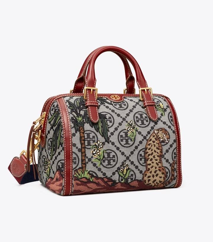 TORY BURCH T MONOGRAM JACQUARD EMBROIDERED DUFFLE คอลใหม่ล่าสุด สวยพร้อมเสิร์ฟแบบไม่ต้องรอพรีฯ ลายโมโนแกรมสุดคลาสสิคที่ถูกดีไซน์รังสรรค์ด้วยงานปักสุดชิค น่าใช้ใจฟูแค่แรกเห็น!! วัสดุ jacquard woven สลับหนังแท้ หูจับในตัว และพร้อมไปเลยกับสายสะพายข้าง ที่จะถ