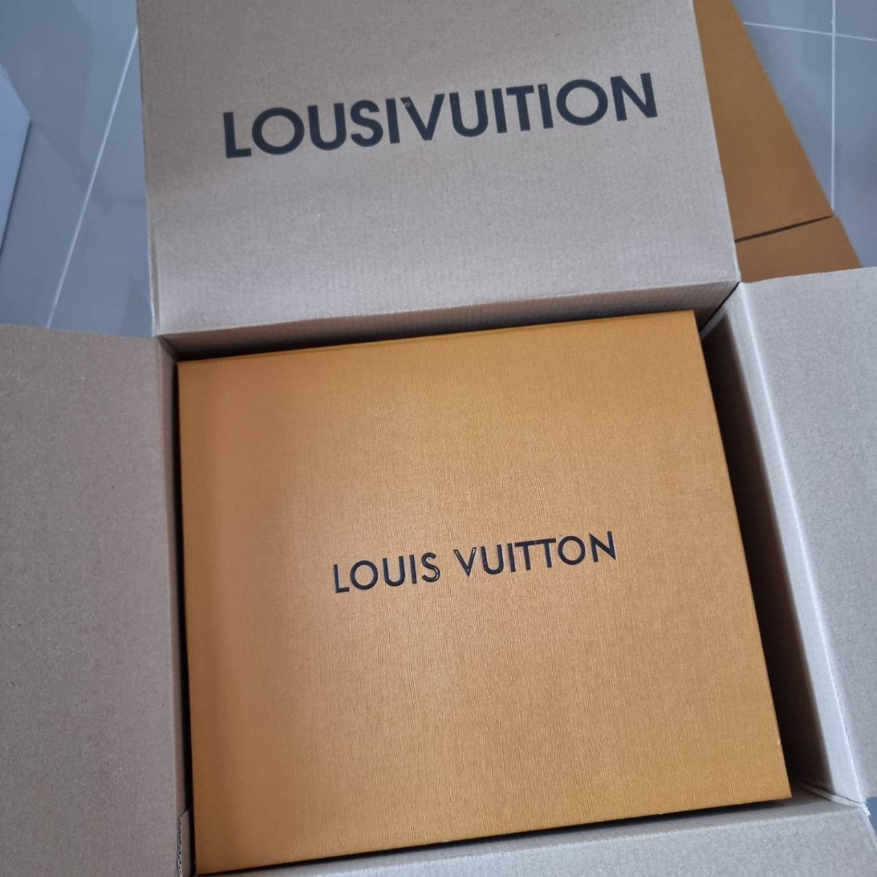 LV speedy 25 denim bag กระเป๋าทรงหมอน รุ่นท็อปฮิต กับดีไซน์ใหม่ต้อนรับฤดูร้น โดดเด่นด้วยการตกแต่งลายพิมพ์ไม่เกร่อ เดนิมสดใส