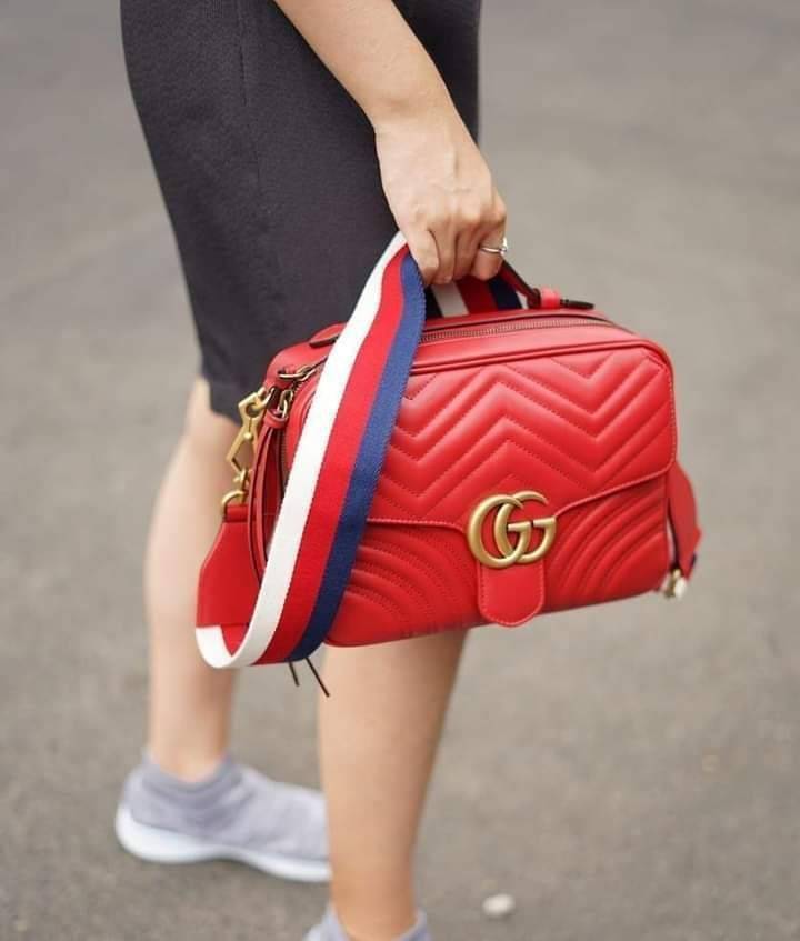VIP GUCCI GG MARMONT TOP HANDLE SHOULDER BAG / BOLSA GG MATELASSE กระเป๋าถือ กระเป๋าสะพาย คอลเลคชั่นสุดหรู มาพร้อมสายสปอร์ตสะพายยาว สามารถปรับระดับได้ ถอดได้ เป็นอีกรุ่นที่โดดเด่นมากๆ การใช้งานคล้องตัวสุดๆ โดดเด่นด้วยโลโก้ GG ขนาดใหญ่เป็นเอกลักษณ์