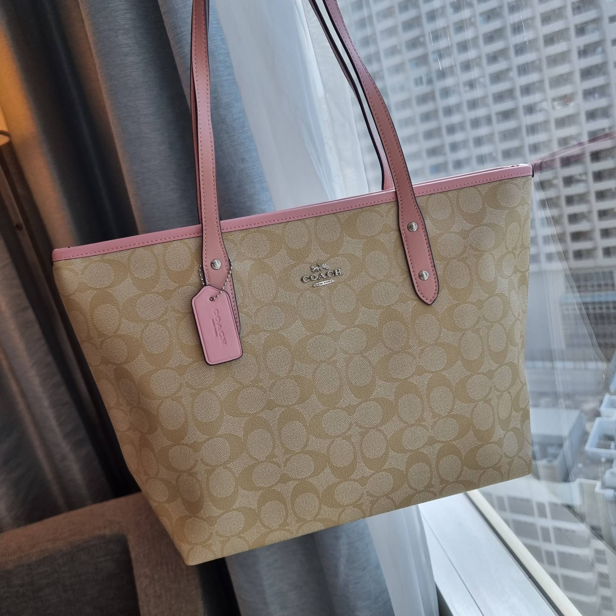 OUTLET 】COACH F58292 CITY ZIP TOTE IN SIGNATURE 16" รุ่นขายดี!! ไซส์ใหญ่ สีสวยมาให้แบบจัดเต็ม!! กระเป๋าถือทรงโท้ทใบใหญ่ สวยน่าใช้ทุกสี สะพายคล้องไหล่ได้เก๋ๆ จุของแน่นๆไปเลยจ้า!! วัสดุหนังแคนวาสคุณภาพ ปากกระเป๋าเปิด-ปิดด้วยซิป กันของหล่นได้ ถือไปไหนก็