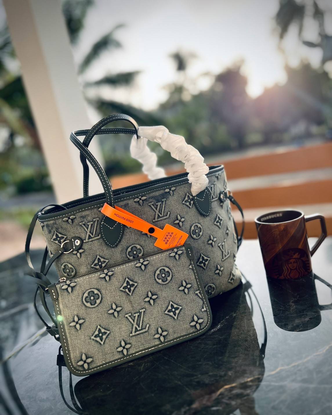 LV Neverfull Denim Tote Bag กระเป๋าสะพายทรงโท้ทเดนิมลายโมโนแกรมปั้มนูนคมชัดสวยหรูลัคชู สุดคลาสสิค ดีไซด์ใหม่ กับกระเป๋าทรงที่สามารถใช้ได้กับทุกๆวัน วัสดุเดนิมหนานิ่มอย่างดี ทอลายแบรนด์แบบ3Dนูนคมชัดสวยมากๆค่ะ