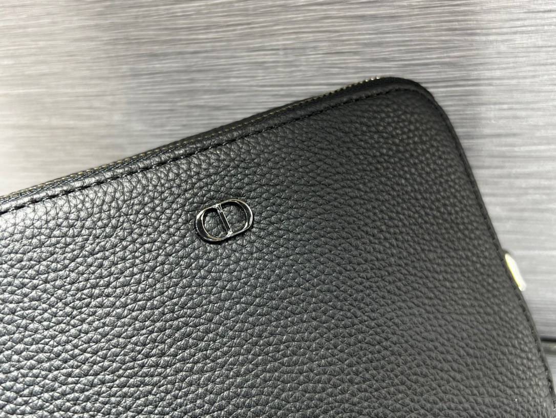 หนังแท้ CHRISTIAN DIOR BLACK GRAINED CALFSKIN POUCH WITH SHOULDER STRAP BAG พร้อมส่งที่ไทย เกรดออริจินอลหนังแท้ทั้งใบ ภาพสินค้าถ่ายจากงานขายจริง ใช้งานต่างประเทศได้