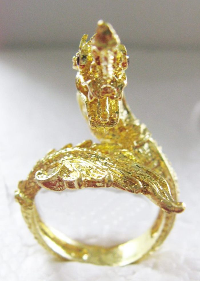 แหวนพญานาคเนื้อทองเหลืองเศียรเดียวประดับพลอยสีแดง เสริมบารมี โชคลาภค่ะ