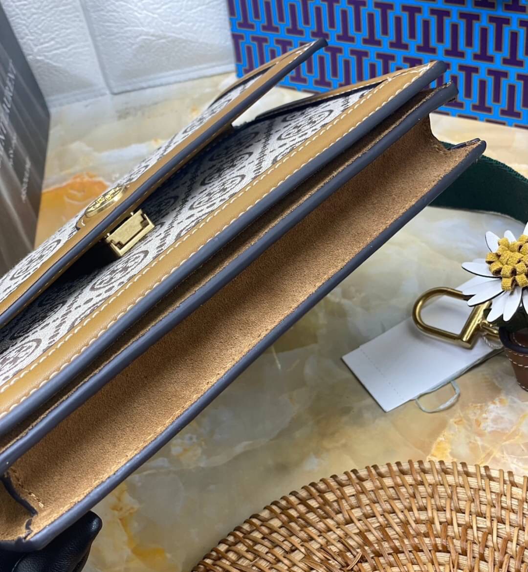 สีใหม่ Hazelnut Medium Size TORY BURCH T Monogram jacquard shoulder bag คอลเลคชั่น T Monogram สำหรับคอลเลคชั่นฤดูใบไม้ผลิ 2021 เราสร้างสรรค์ลายโมโนแกรมที่ได้รับแรงบันดาลใจมาจากลวดลายการถักทอผ้าห่มของชาว Pennsylvania Dutch แบบดั้งเดิม เป็นการเฉลิมฉลองโลโก้