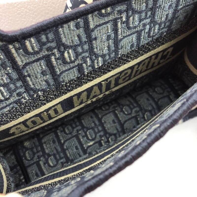 CHRISTIAN DIOR MINI BOOK TOTE กระเป๋าถือทรง Shopping ไซส์มินิ สวยคลาสสิค พกพาสะดวก ใช้งานง่ายสุดๆ วัสดุงานทอละเอียดคุณภาพดี ภายในเป็นช่องโล่ง ใบจริงงานสวยเกินเบอร์!! ไม่ผิดหวังจ้า