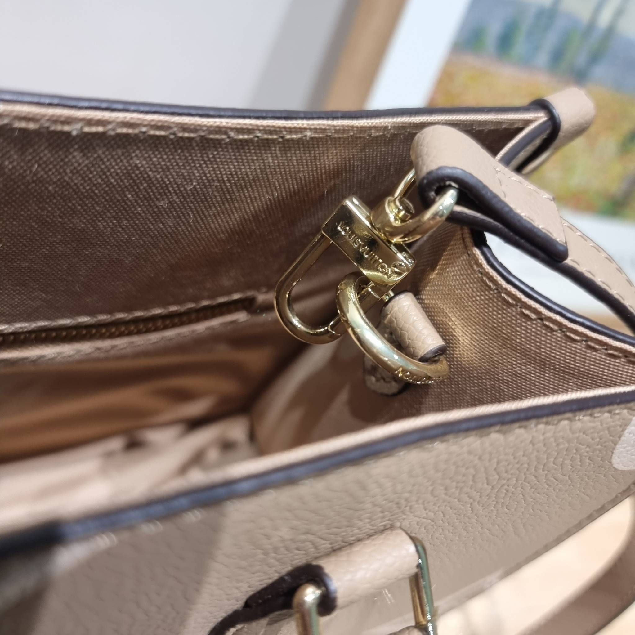 LV Onthego / LV crossbody tote bag กระเป๋าทรงโท้ทเวอร์ชั่นดั้งเดิม ที่คลาสสิค ผู้ดี หรูหรา โทนสีใช้งานง่าย ได้ทุกลุค ทุกสไตล์ วัสดุหนังลูกวัว ผิวลายเกรน มาพร้อมหูจับในตัว คล้องแขนก็ดูแพง หรือจะเกี่ยวสายครอสสะพายก็อัพลุคได้เลย ภายในโล่งกว้างมาก มีอะไหล่เกี