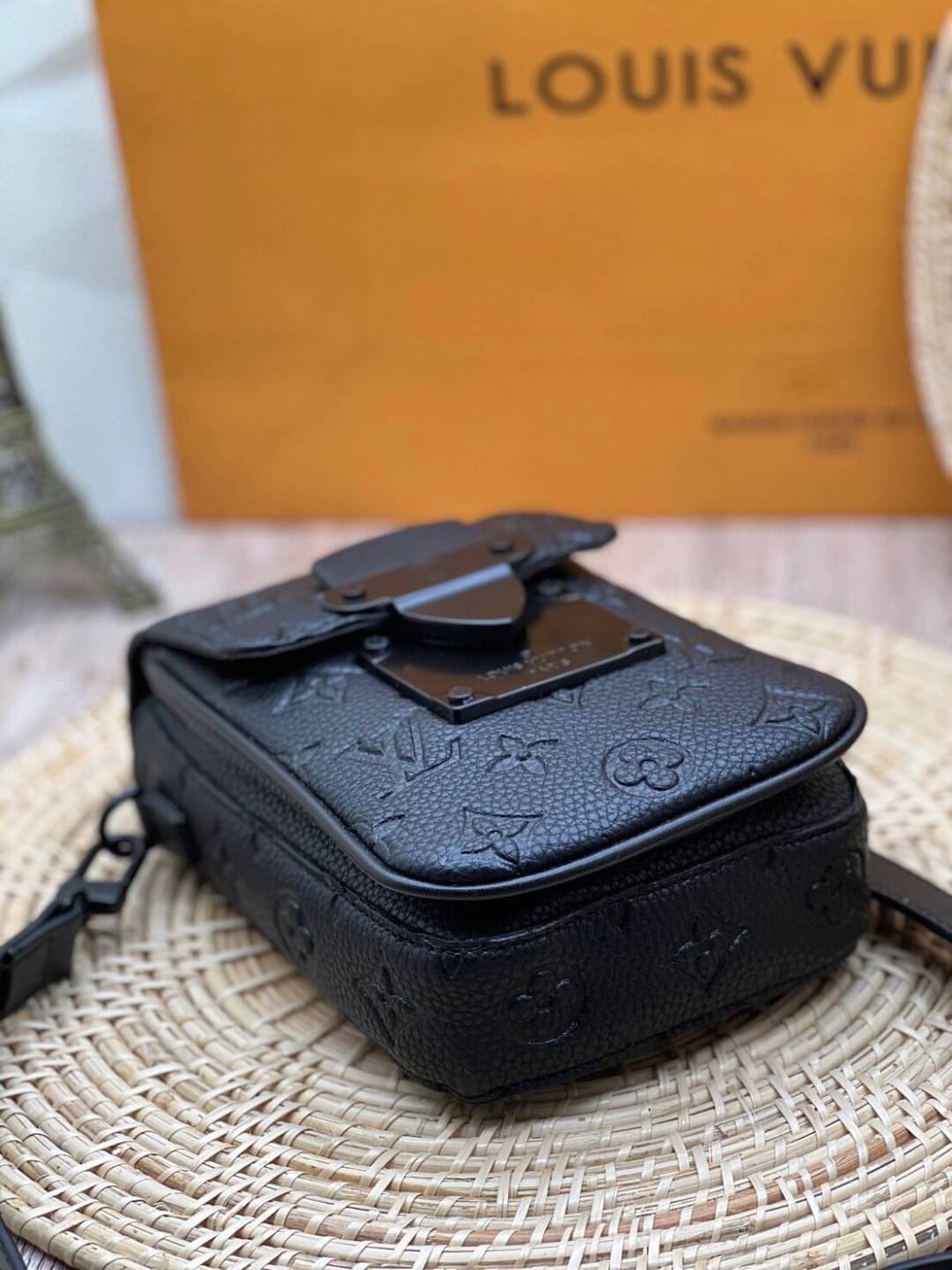 LV S-Lock Vertical wearable wallet / LV Phone bag Black Taurillon Monogram leather Cowhide-leather trim เกรดออริจินอล ใช้ได้ทั้งผู้หญิงผู้ชาย พร้อมส่งที่ไทย ภาพสินค้าถ่ายจากงานขายจริง ใช้งานต่างประเทศได้