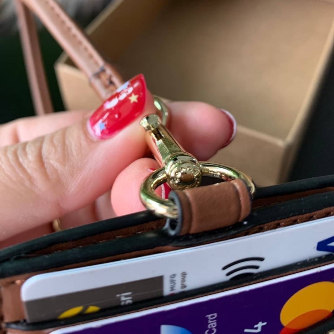 COACH F63274 ID LANYARD IN SIGNATURE COATED CANVAS กระเป๋าใส่บัตรคล้องคอ ลาย C ทั้งใบ ด้านหน้าตกแต่งชื่อแบรนด์ สวยมากกก ใส่บัตรพนักงาน และบัตรต่างๆ มาพร้อมสายคล้องคอ สายถอดออกได้ ตัวกระเป๋ามี 3 ช่องค่ะ