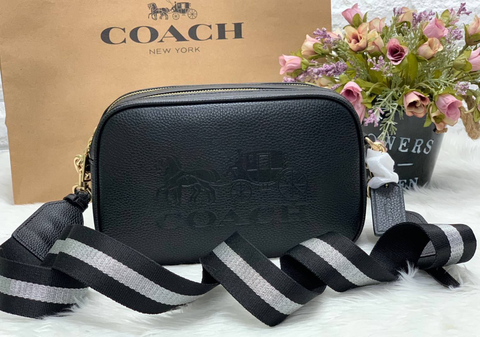 Coach Leather Jes Crossbody in Colorblock ((72704)) กระเป๋าสะพายข้าง//ครอสบอดี้ร์ วัสดุหนังแท้ หนังนิ่มสวยงาม มากๆค่ะ ด้านหน้ามีโลโก้แบรนด์เด่นชัดสะดุดตา ช่องหลักแบ่งเป็น2ซิป แต่ละช่องกว้าง ใส่กระเป๋าเงินใบยาวได้ ของอื่นๆได้จุค่ะ มีช่องเล็กให้ใส่ของจุกจิก