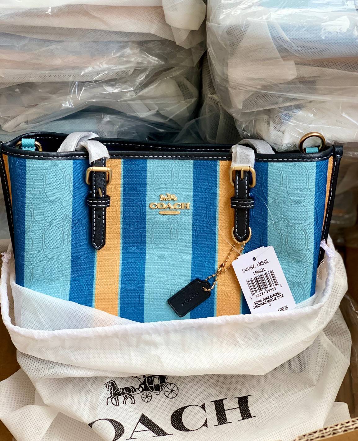 COACH C4086 MOLLIE TOTE 25 IN SIGNATURE JACQUARD WITH STRIPES แจกความสดใสด้วยลุคคัลเลอร์ฟูล กระเป๋าทรงโท้ท มินิไซส์ ตกแต่งลายเอกลักษณ์ถักทออยู่บนผ้า jacquard ตัดกับลายเส้นสีสันสวยงาม ลงตัวไม่ซ้ำใคร ภายในเป็นช่องโล่ง มีช่องซิปกลางใส่ของได้ ขนาดกำลังดีแบบใส