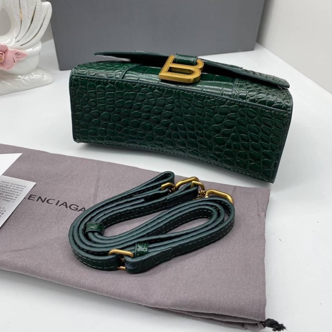 หนังแท้ BALENCIAGA HOURGLASS TOP HANDLE XS Shiny crocodile embossed calfskin การสร้างสรรค์ที่มีเอกลักษณ์เฉพาะตัว หรูหรา โทนสีโดดเด่น วัสดุหนังแท้ลายจระเข้ ภายในโล่งกว้างหนังแนปป้าอย่างดี เกรดออริจินอล ตอบโจทย์ได้ทุกลุค ทุกไลฟ์สไตล์ ภาพสินค้าถ่ายจากงานขายจ