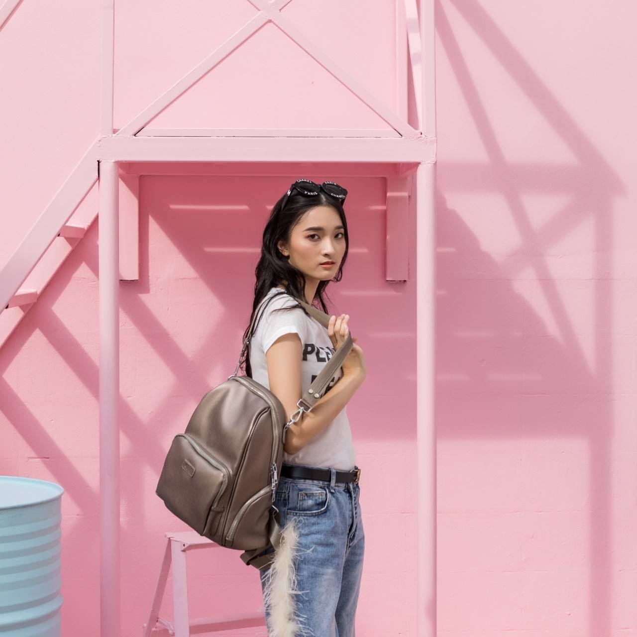 กระเป๋า ทรงน่ารัก มากๆๆๆ จากแบรนด์ KEEP รุ่น Misty backpack มาใหม่ หนัง Microfiber ผิวสัมผัสคล้ายหนังวัวแท้ เนื้อหนา นิ่มมือ พิเศษ!! เป้ใบนี้ มีสายสั้นหนังสำหรับสะพายไหล่ให้ด้วยคะ ใครชอบเป้สไตล์นี้ ห้ามพลาดเลยน๊า สวยจริง คอนเฟิร์มเลย
