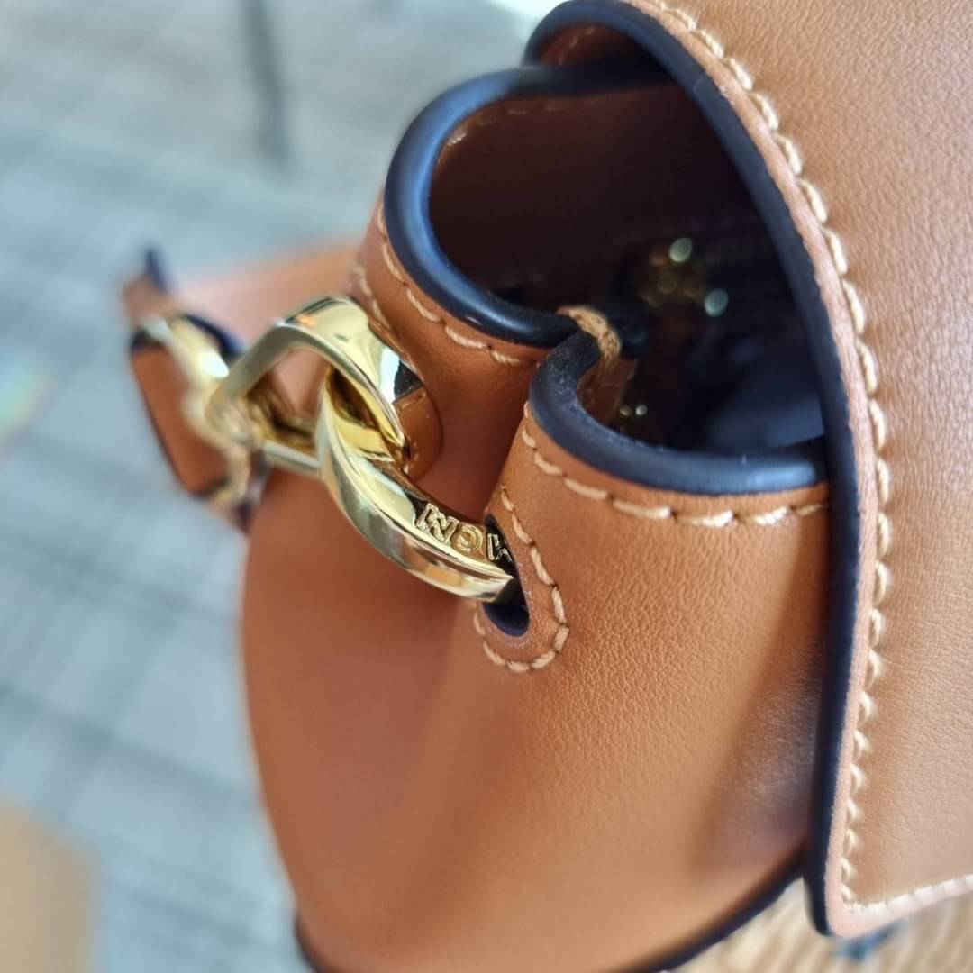 M.C.M ESSENTIAL CROSSBODY IN VISETOS กระเป๋าสะพายข้าง สวยอยู่ทรง ดีไซน์ไม่ซ้ำใคร มาพร้อมสายสะพายถึง 2 แบบ ปรับเปลี่ยนใช้ได้ไม่มีเบื่อ วัสดุหนังแคนวาสสลับหนังแท้ เปิด-ปิดกระเป๋าด้วยตัวบิดล็อคแน่นหนา ด้านหลังมีช่องเก็บบัตรได้ ภายในโล่งกว้าง แบ่งสัดส่วน เป็น