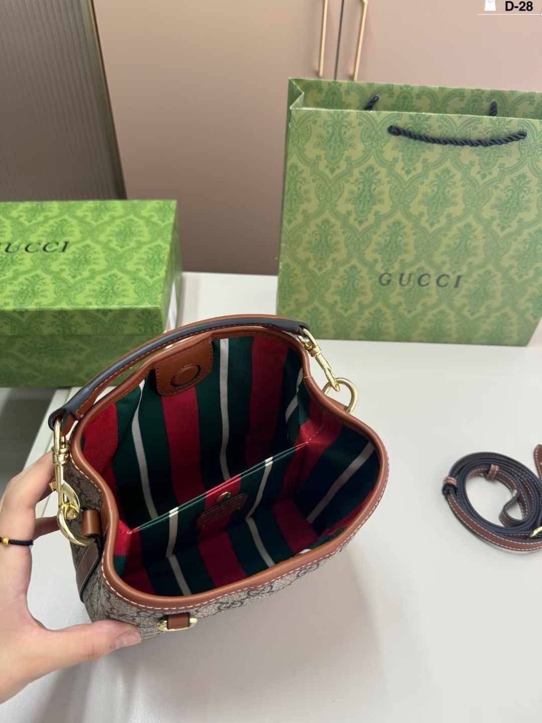 GUCCI GG Emblem mini bucket bag กระเป๋าทรงบัคเก็ตวินเทจรูปทรงใหม่ งานแบรนด์หรู รุ่นนี้ทำออกมาตอบโจทย์ความฮิตมีห่วงอยู่ด้านหน้า สำหรับห้อยตุ๊กตา พวงกุญแจ หรือจะผูกโบว์สวยๆก็เลิศ ดีไซส์สวยใช้งานง่าย ภายในโล่งกว้าง